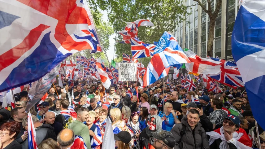 Manifestantes durante ato da direita em Londres neste sábado (16), no Reino Unido. (Foto: TAYFUN SALCI/EFE/EPA)