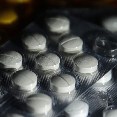 Fiocruz inicia produção de medicamento de alto custo contra esclerose para o SUS