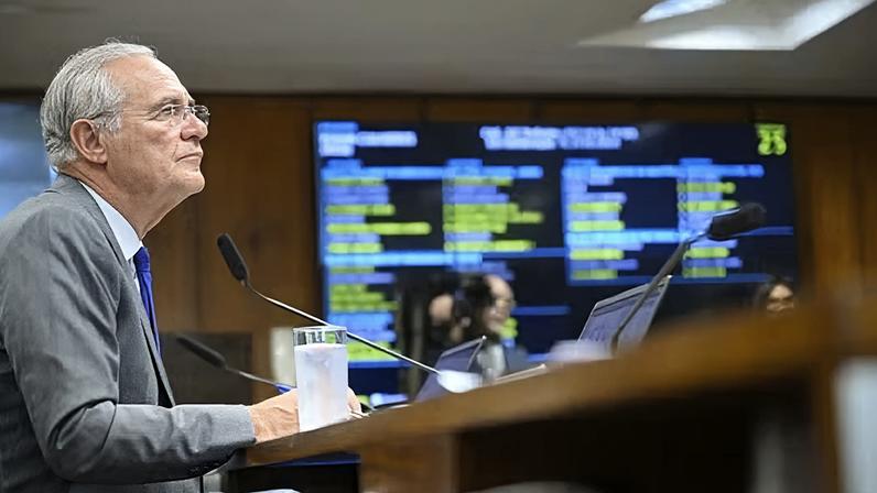 Senador Renan Calheiros (MDB-AL) em sessão da Comissão de Assuntos Econômicos (CAE) — Foto: Andressa Anholete/Agência Senado