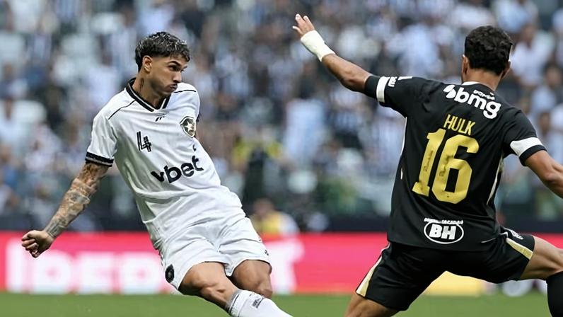 Renan Lodi, homenageando Hulk na camisa, disputa bola com Mateo Ponte em Atlético-MG x Botafogo