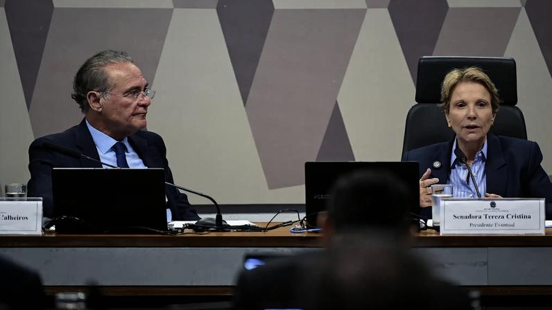 Renan Calheiros e Tereza Cristina durante a votação do projeto de renegociação de dívidas rurais na CAE. (Foto: Edilson Rodrigues/Agência Senado)