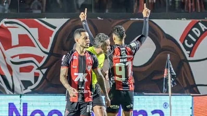 Renê comemora gol do Vitória na partida contra o Internacional no estádio Barradão
