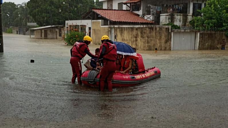 Corpo de Bombeiros resgata pessoas ilhadas no Recife