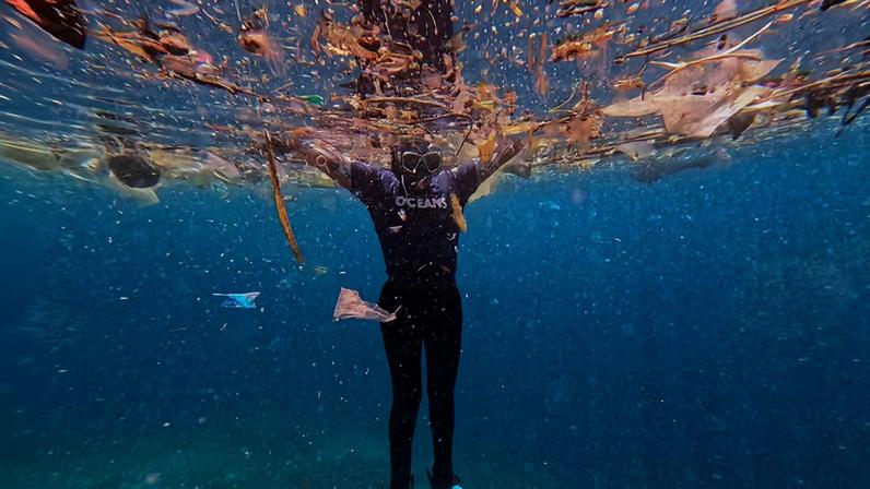 Mergulho da Família Schurmann no Oceano Índico revela a poluição plástica durante expedição Voz dos Oceanos.
