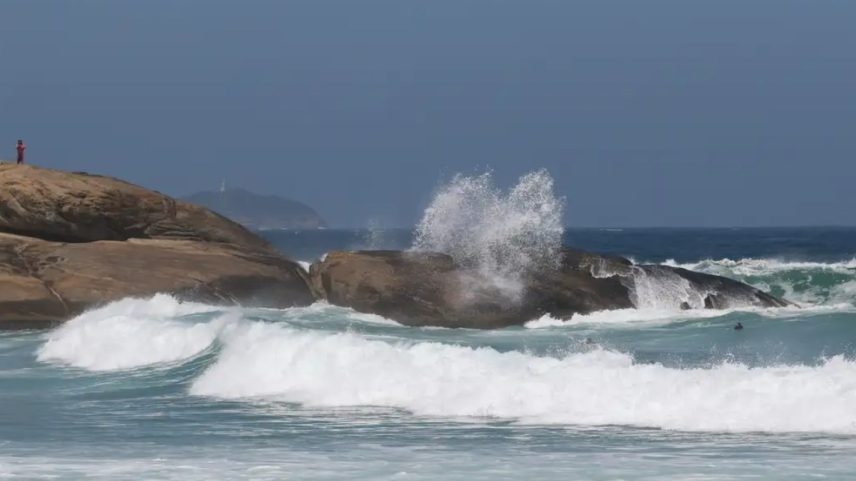 foto colorida de mar revolto e ressaca em praia no Rio de Janeiro - Metrópoles