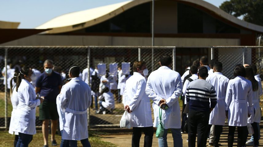 Médicos chegam ao local de prova para a segunda etapa do Exame Nacional de Revalidação de Diplomas Médicos Expedidos por Instituição de Educação Superior Estrangeira (Revalida) 2020, em Brasília.