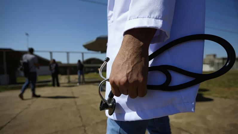 Além de sua contribuição para a mortalidade, as doenças crônicas afetam a qualidade de vida e oneram o sistema de saúde.