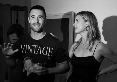 Elenco de Revenge se reúne em aniversário de Emily VanCamp