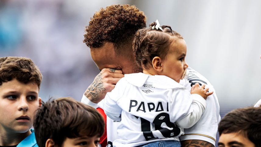 Criança reza por convocação de Neymar, e jogador responde