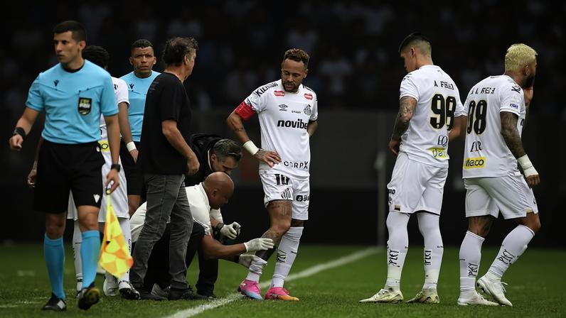 Neymar recebe atendimento na panturrilha direita — Foto: Marcos Ribolli