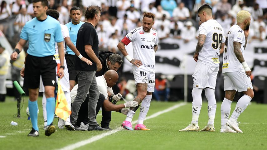 Neymar recebe atendimento antes de ser substituído por engano — Foto: Marcos Ribolli