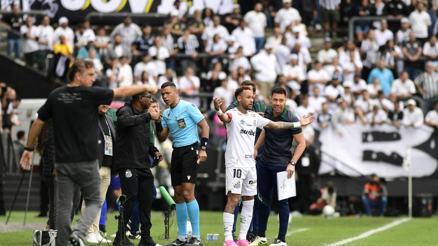 Neymar é substituído por engano em Santos x Coritiba — Foto: Marcos Ribolli
