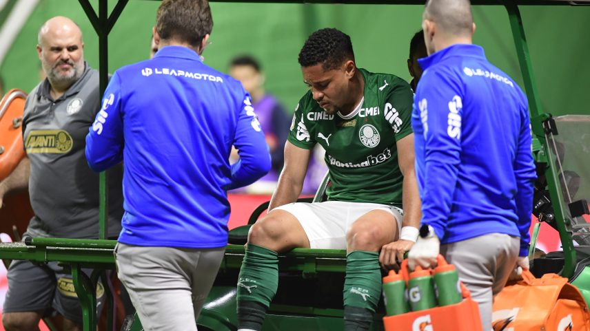 Vitor Roque sai machucado de Palmeiras x Jacuipense — Foto: Marcos Ribolli