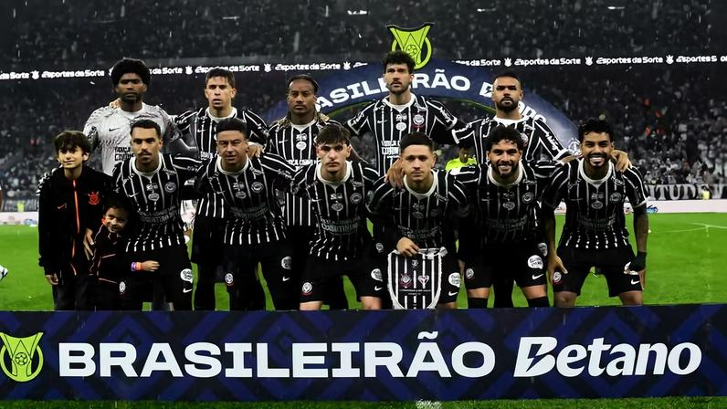 Time posado do Corinthians em jogo contra o São Paulo — Foto: Marcos Ribolli