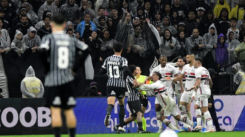 Confusão em Corinthians x São Paulo — Foto: Marcos Ribolli