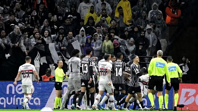 Confusão em Corinthians x São Paulo — Foto: Marcos Ribolli
