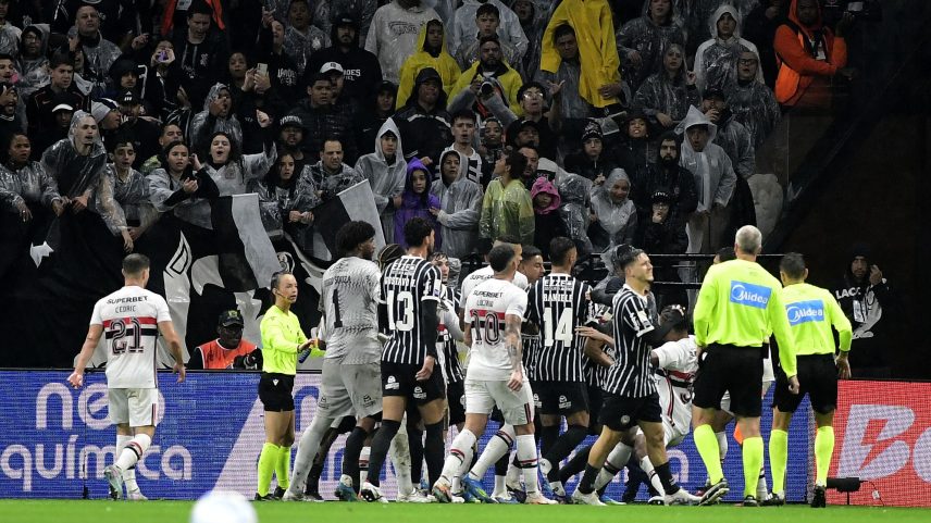 Confusão em Corinthians x São Paulo — Foto: Marcos Ribolli