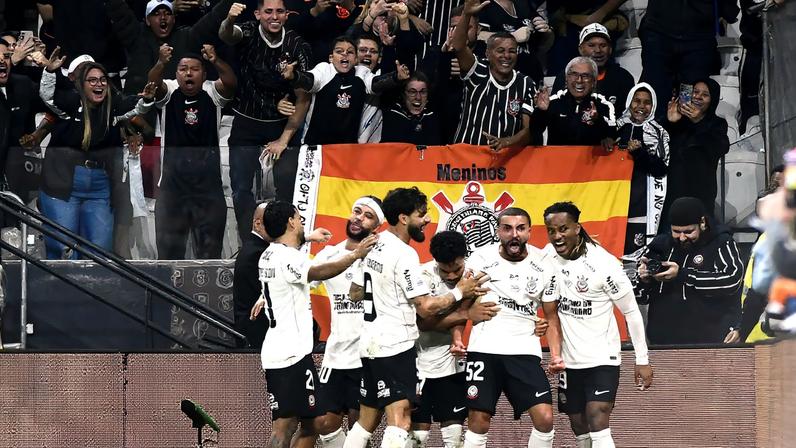 Zakaria Labyad comemora gol do Corinthians sobre o Atlético-MG — Foto: Marcos Ribolli