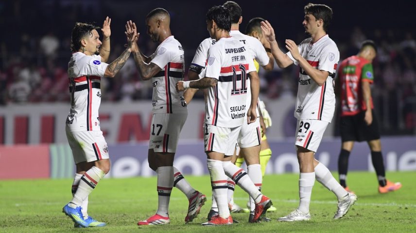 Jogadores do São Paulo comemoram gol no Morumbis — Foto: Marcos Ribolli