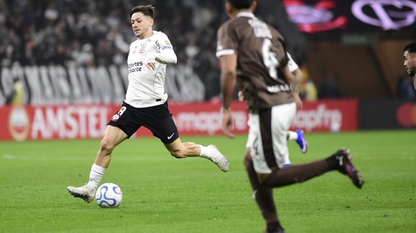 Torcida do Corinthians no jogo contra o Platense — Foto: Marcos Ribolli