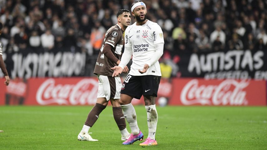 Corinthians x Platense, Memphis Depay — Foto: Marcos Ribolli