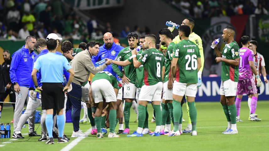 Abel Ferreira conversa com jogadores do Palmeiras em jogo contra o Junior Barranquilla — Foto: Marcos Ribolli