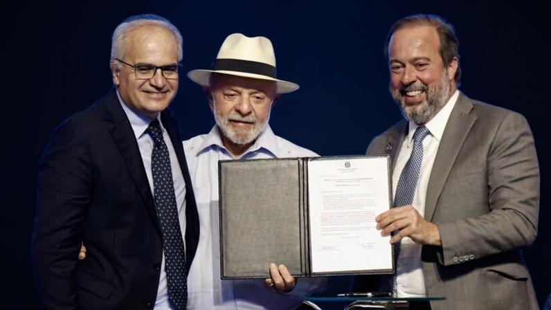 O presidente Luiz Inácio Lula da Silva e o ministro de Minas e Energia, Alexandre Silveira (dir.), assinaram a renovação das concessões da Energisa com o CEO da empresa, Ricardo Botelho (esq.)