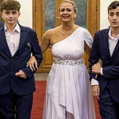 Mãe entra com filhos gêmeos em casamento na igreja após 20 anos de união