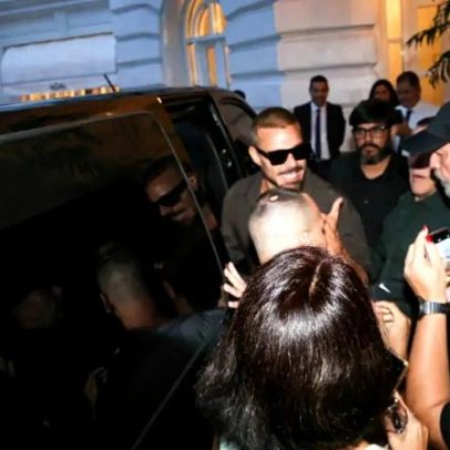 Ricky Martin atende fãs ao deixar hotel no Rio; veja fotos