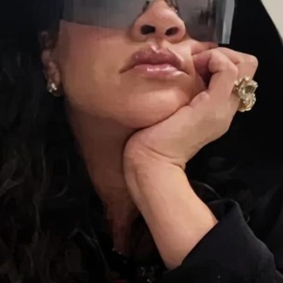 Rihanna tatua na perna desenhos dos filhos com frase Criado pelos meus bebês