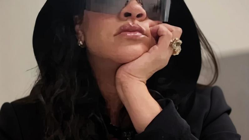 Rihanna faz uma nova tatuagem desenhada pelos filhos e feita por Bang Bang.