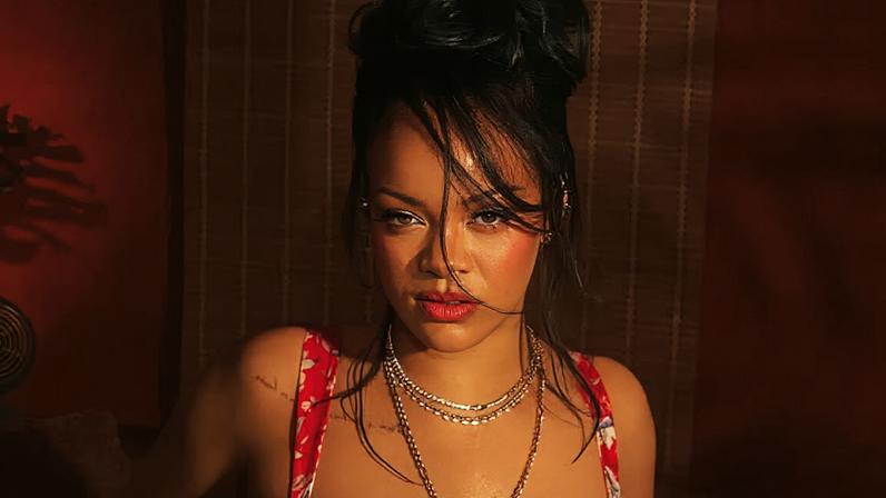 Rihanna surge de lingerie em novas fotos e bumbum rouba a cena