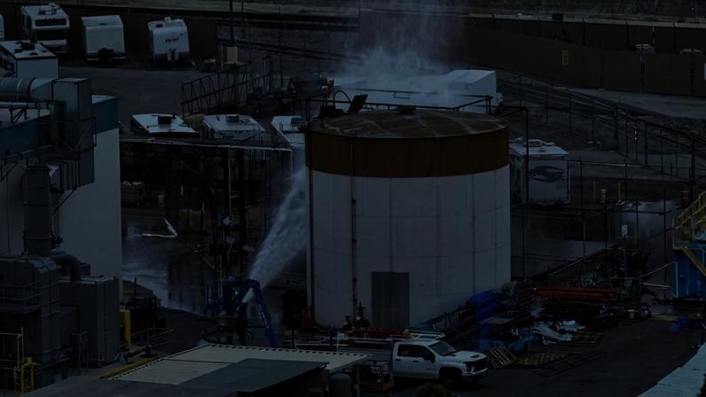 Foto colorido de equipes de emergência tentando resfriar tanque químico - Metrópoles