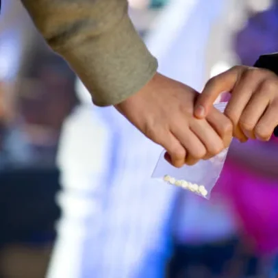 Pesquisa aponta maior risco de uso de drogas entre jovens LGBTQIA+
