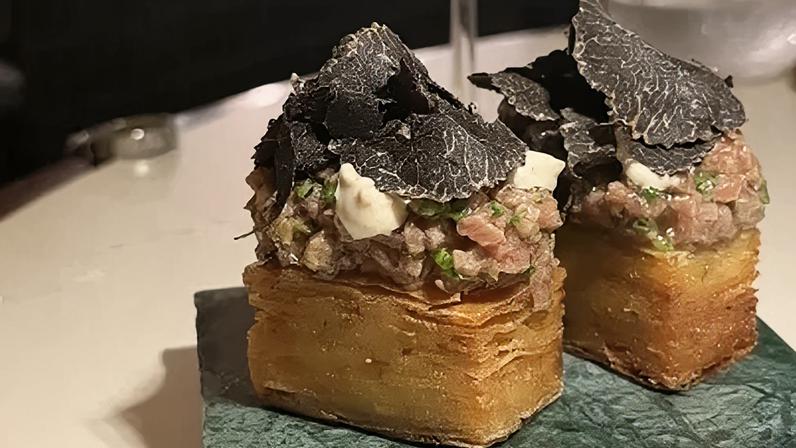 Crudo de carne com mil-folhas de inhame e maionese de trufa do Rivo