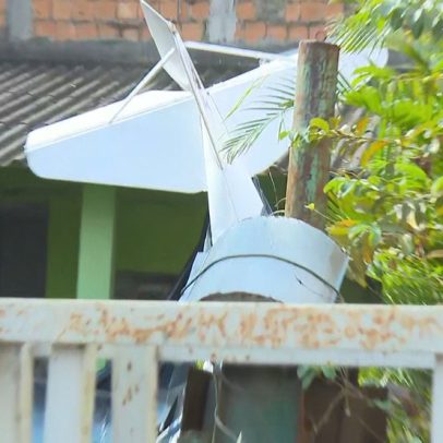 Avião de pequeno porte cai sobre casa em Nova Iguaçu; piloto morre