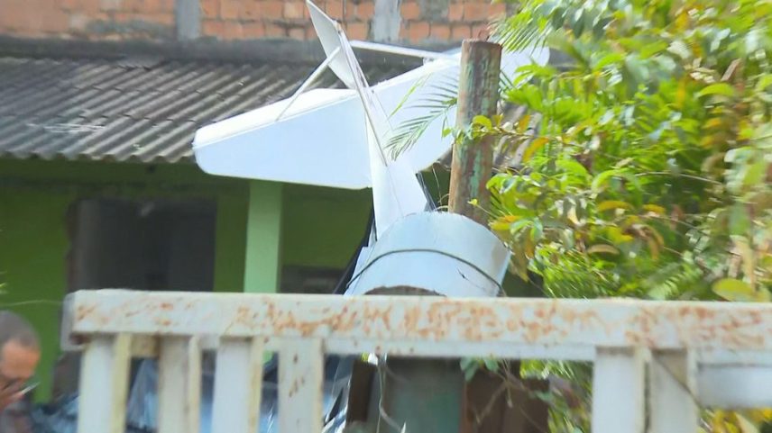 Avião de pequeno porte caiu sobre casa e piloto morreu — Foto: Gleison Baptista/TV Globo