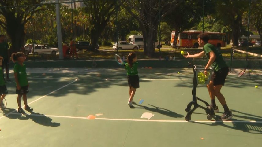Projeto social que oferece aulas de tênis gratuitas na Lagoa é furtado no Rio e tem prejuízo de mais de R$ 15 mil — Foto: Reprodução/TV Globo