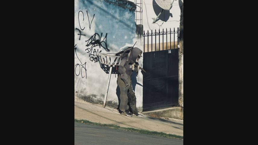 'Espantalho' do tráfico no Rio — Foto: Reprodução/TV Globo