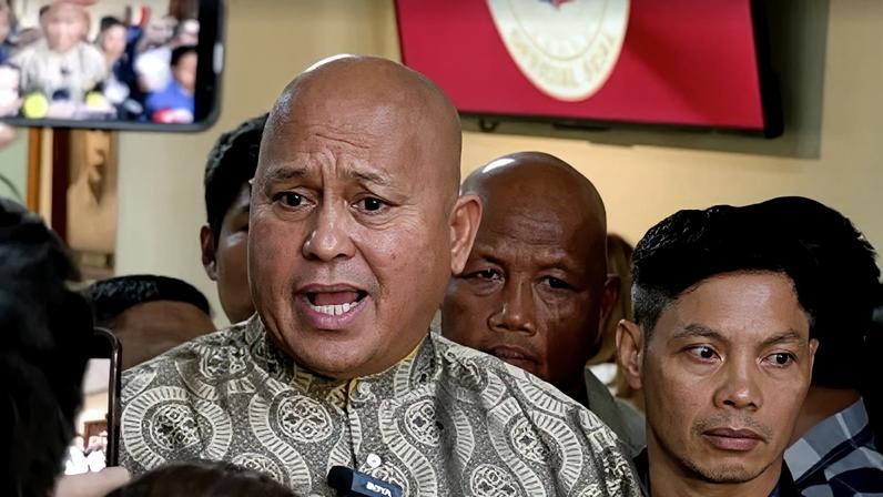 O senador filipino Ronald dela Rosa pediu à população que interviesse para impedir que agentes da lei o entregassem ao Tribunal Penal Internacional, enquanto o som de tiros ecoava pelo prédio do Senado