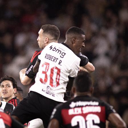 Robert Renan sobe mais alto que a zaga do Flamengo e faz o gol para o Vasco