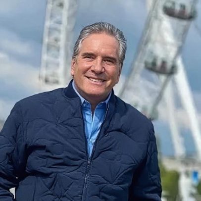 Roberto Justus posa com todos os filhos em clique raro