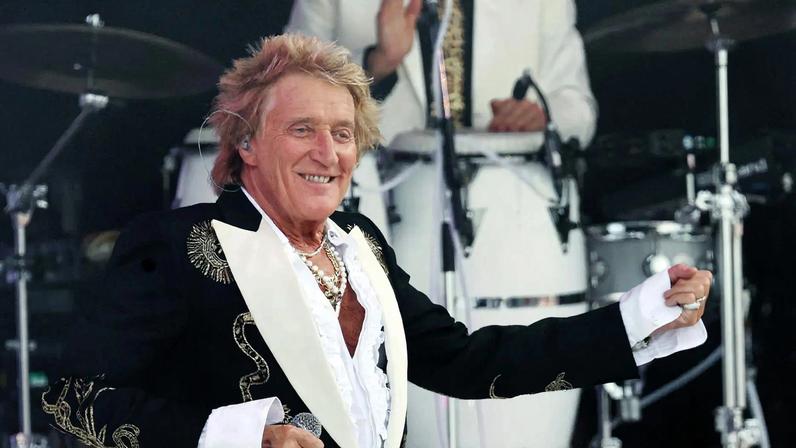 O cantor britânico Rod Stewart, em apresentação no festival Glastonbury, em junho de 2025 (Foto: ANDY RAIN/EFE/EPA)