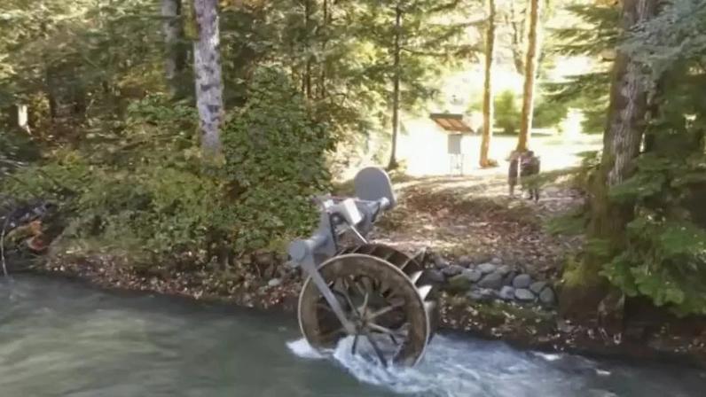 Energia elétrica é produzida através de uma roda d'agua