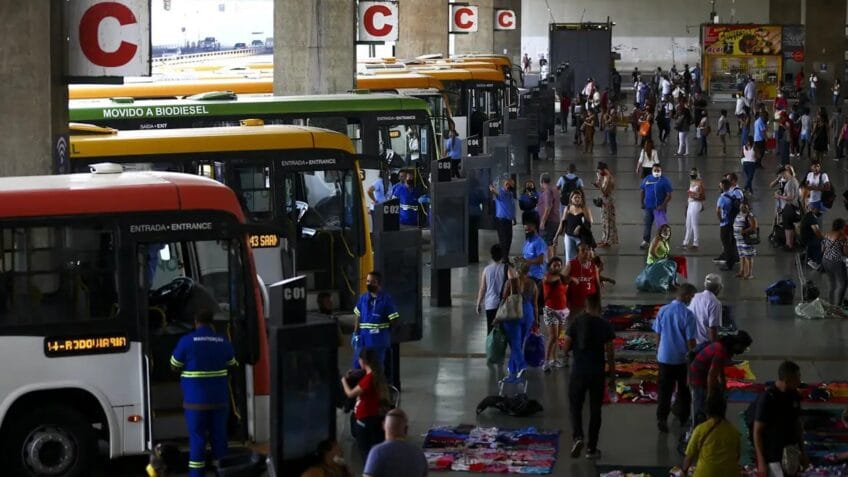 Na imagem, rodoviária de transporte metropolitano