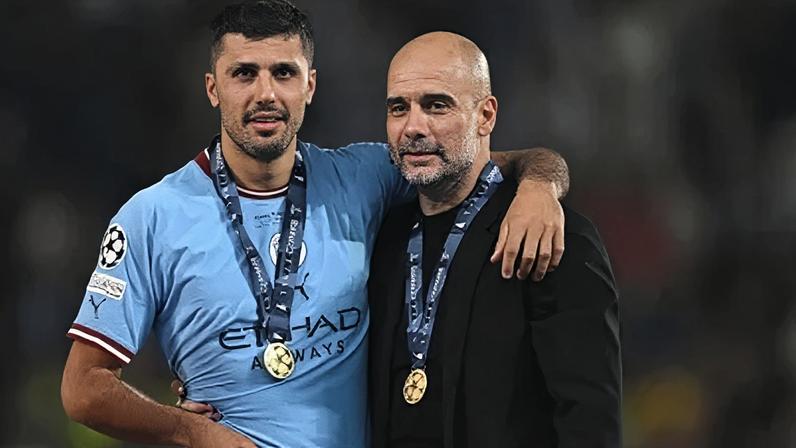 Rodri e Pep Guardiola com as medalhas de campeão da Champions League
