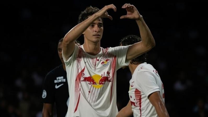 Rodriguinho, do Bragantino, comemora gol contra o Vasco