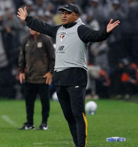 Roger Machado comanda o São Paulo em clássico contra o Corinthians, na Neo Química Arena