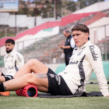 Rollheiser em atividade físico no treino do Santos