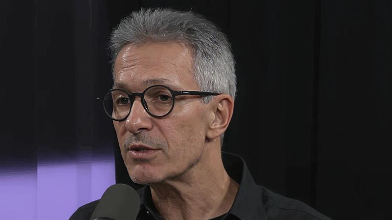Zema diz não ter rabo preso ao se comparar a Flávio Bolsonaro